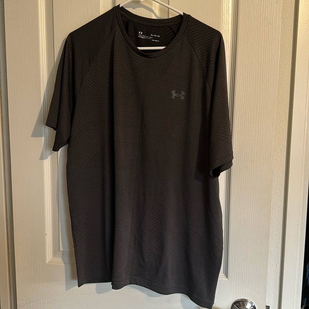 Under armor men’s tee XL loose fit like new